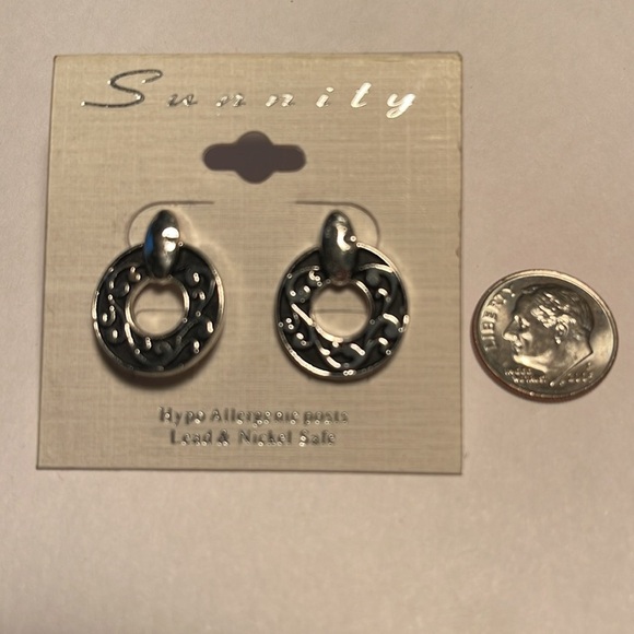 Silver Tone stud Earrings - New - Picture 3 of 3